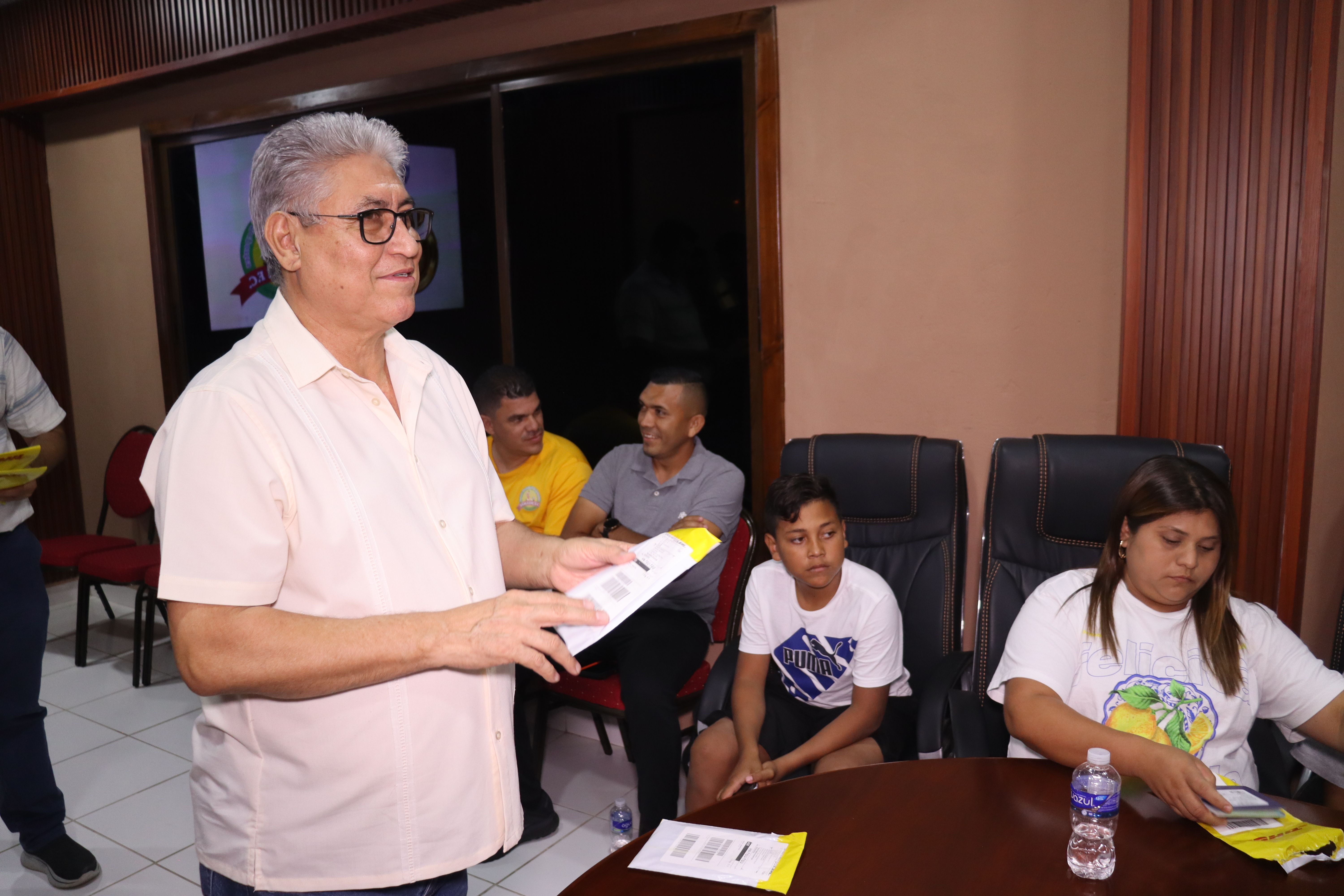  Jóvenes de ESMUDE reciben visas para representar a Villanueva en U. S.A.