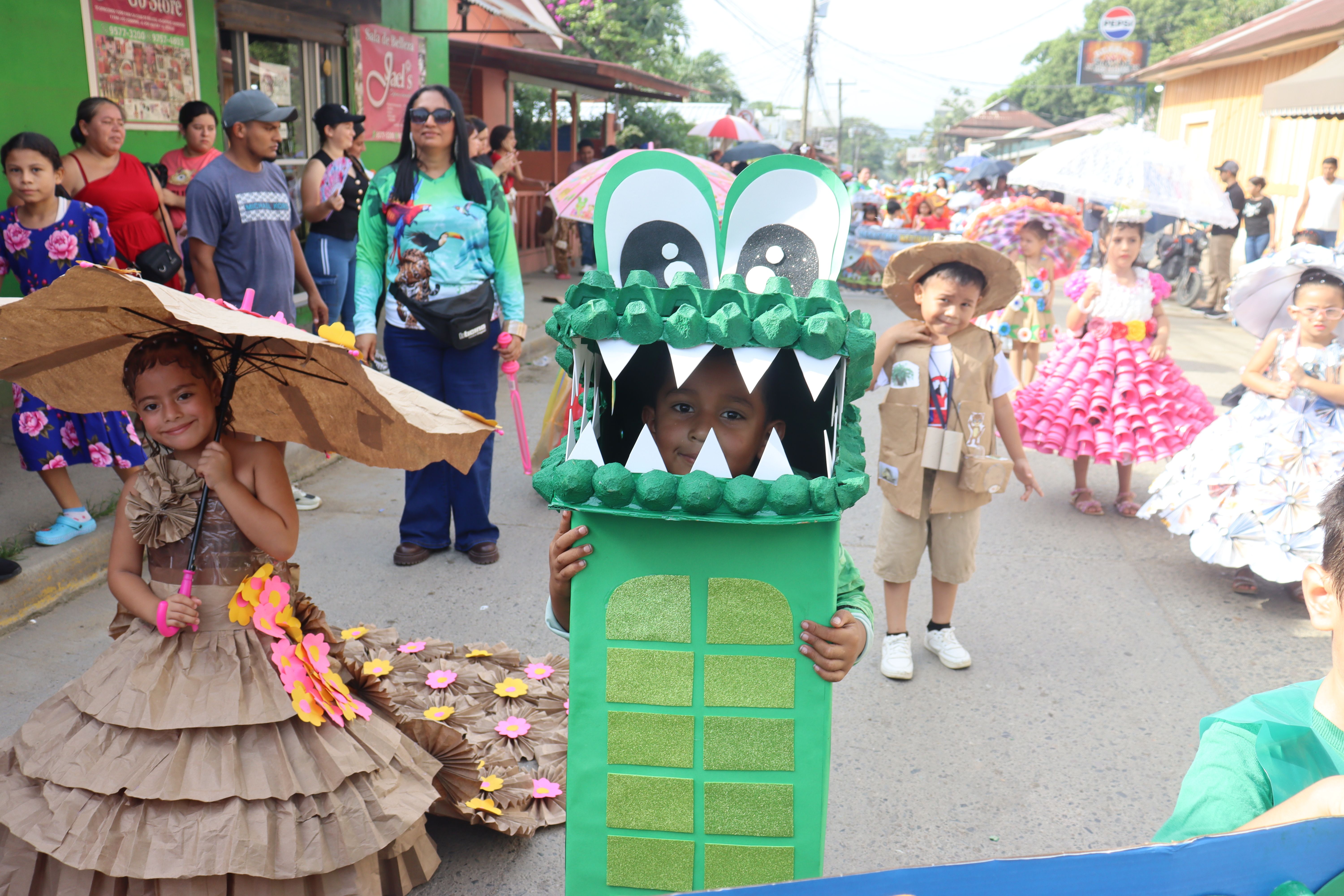 Distrito Educativo N.° 8 engalana nuestro municipio con desfile en conmemoración del Día Mundial del Medio Ambiente