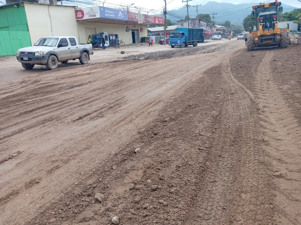 Municipalidad de Villanueva reanuda reparación de carretera hacia El Milagro, beneficiando a cientos de familias 