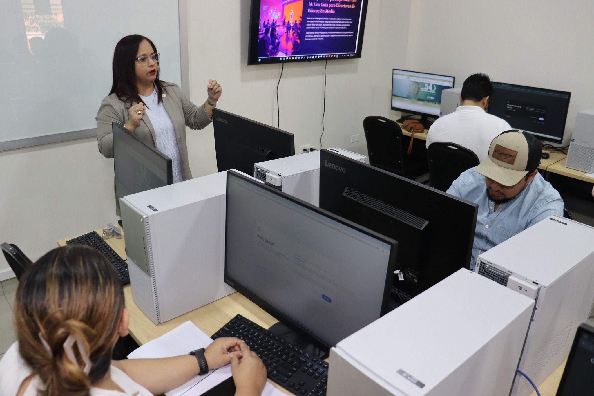 UTH fortalece competencias digitales de directores de centros educativos del municipio 