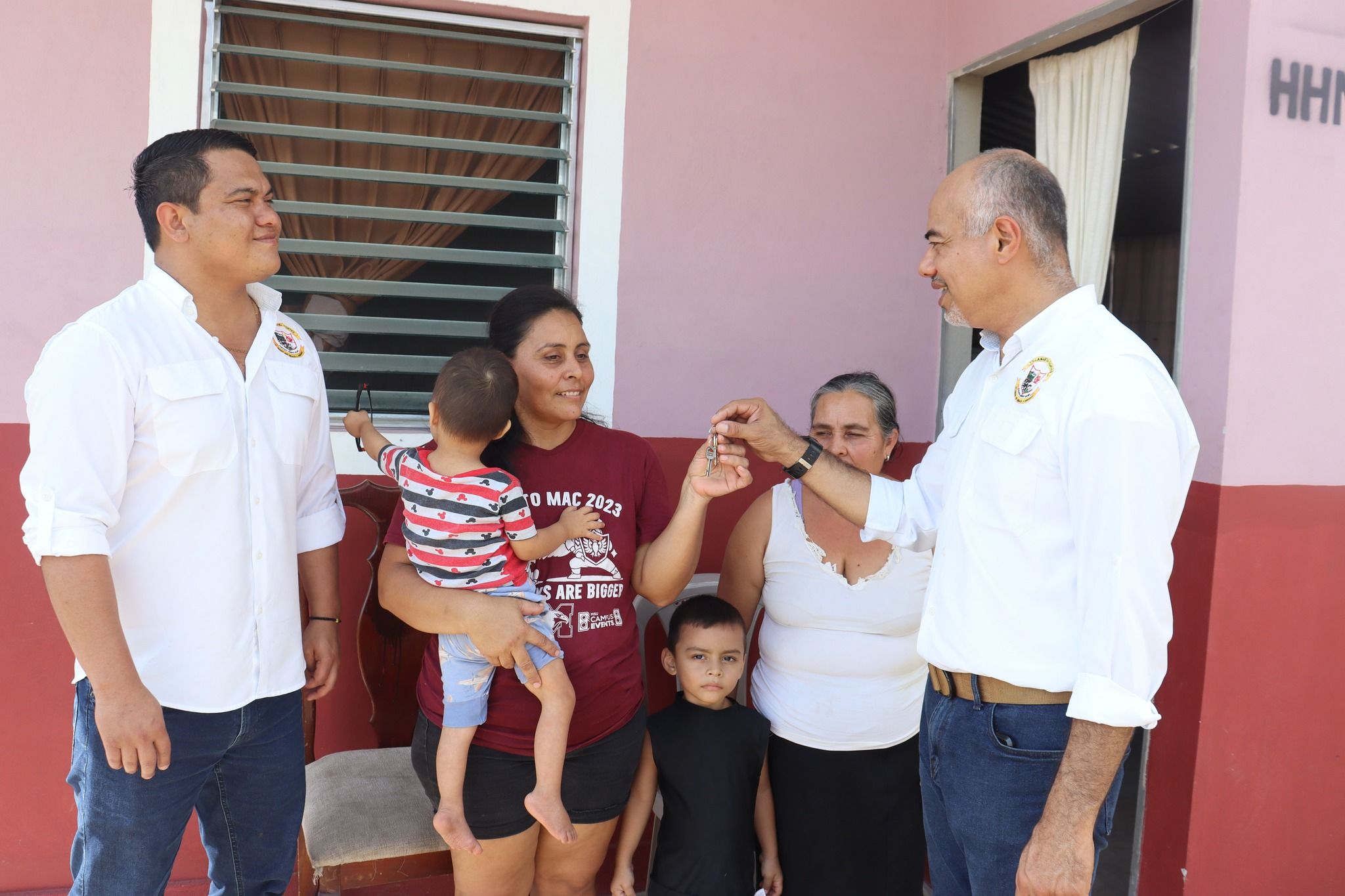 Municipalidad de Villanueva en alianza con Cepudo entrega 16 viviendas dignas a familia