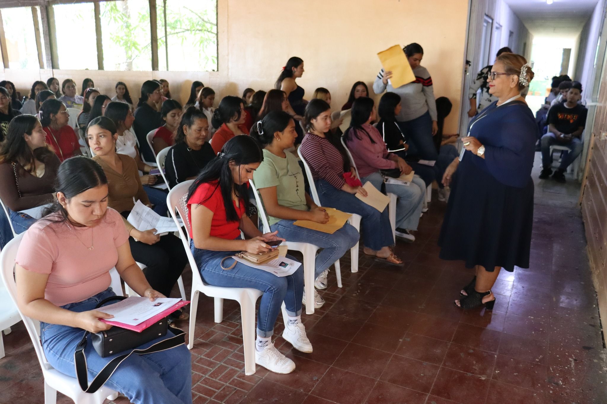 Más de 150 jóvenes se matriculan en programas de formación de barbería y belleza en Villanueva