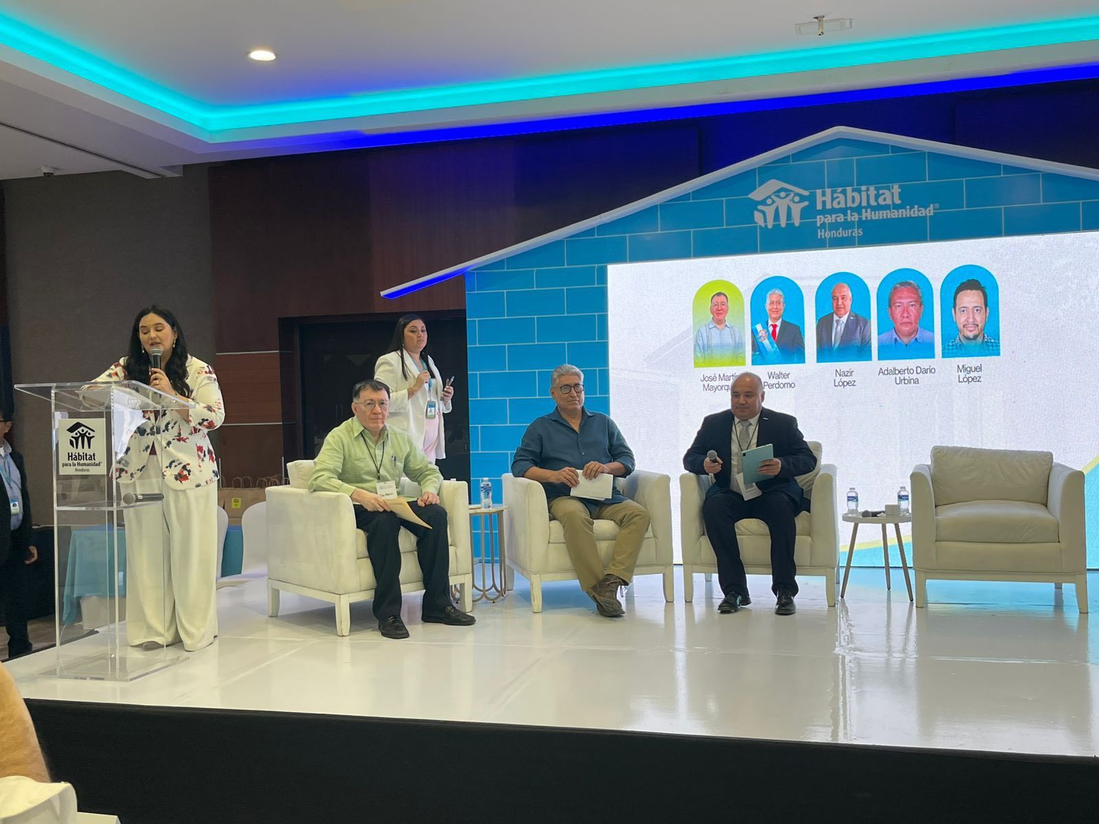 Villanueva participa en foro de vivienda para promover comunidades sostenibles