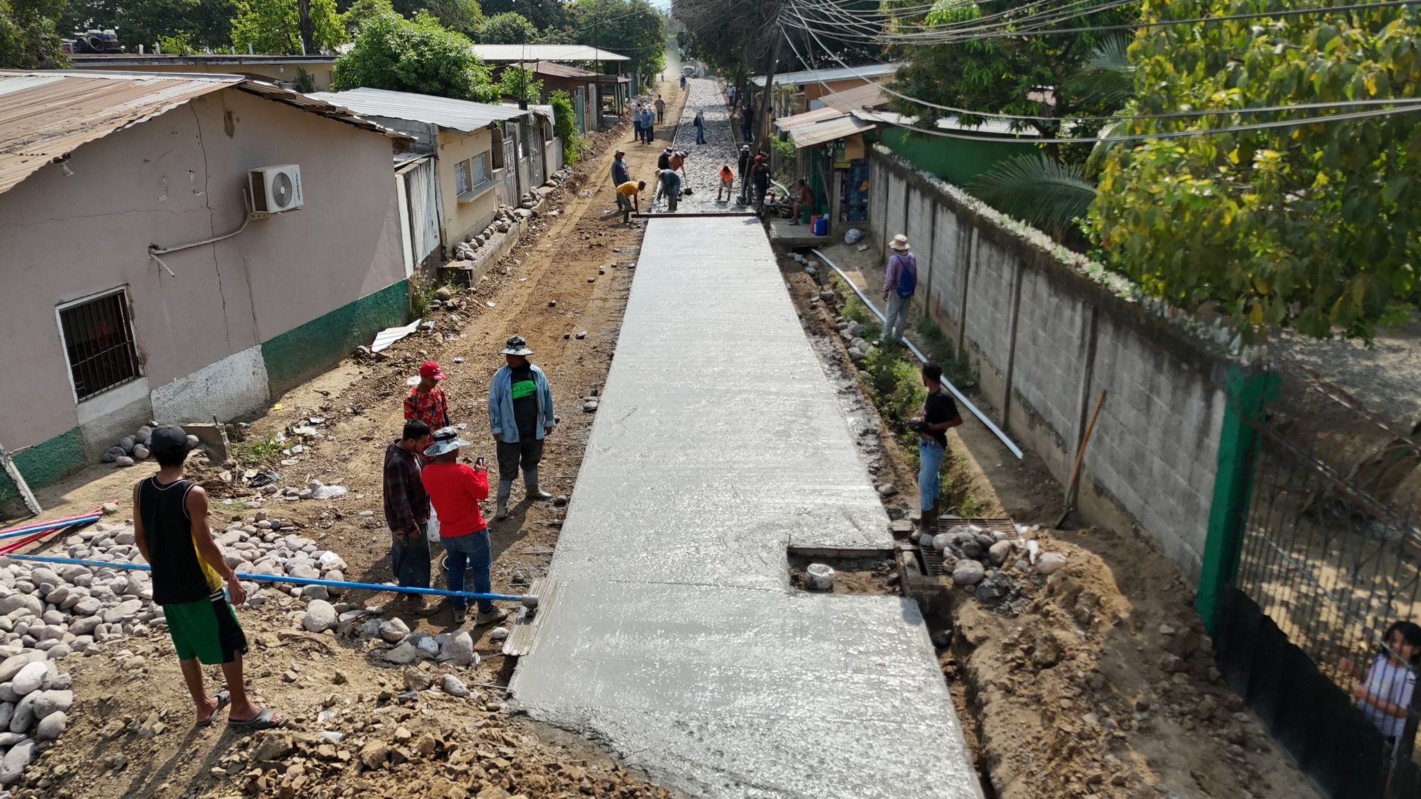 Avanza pavimentación en barrio Cabañas con apoyo comunitario