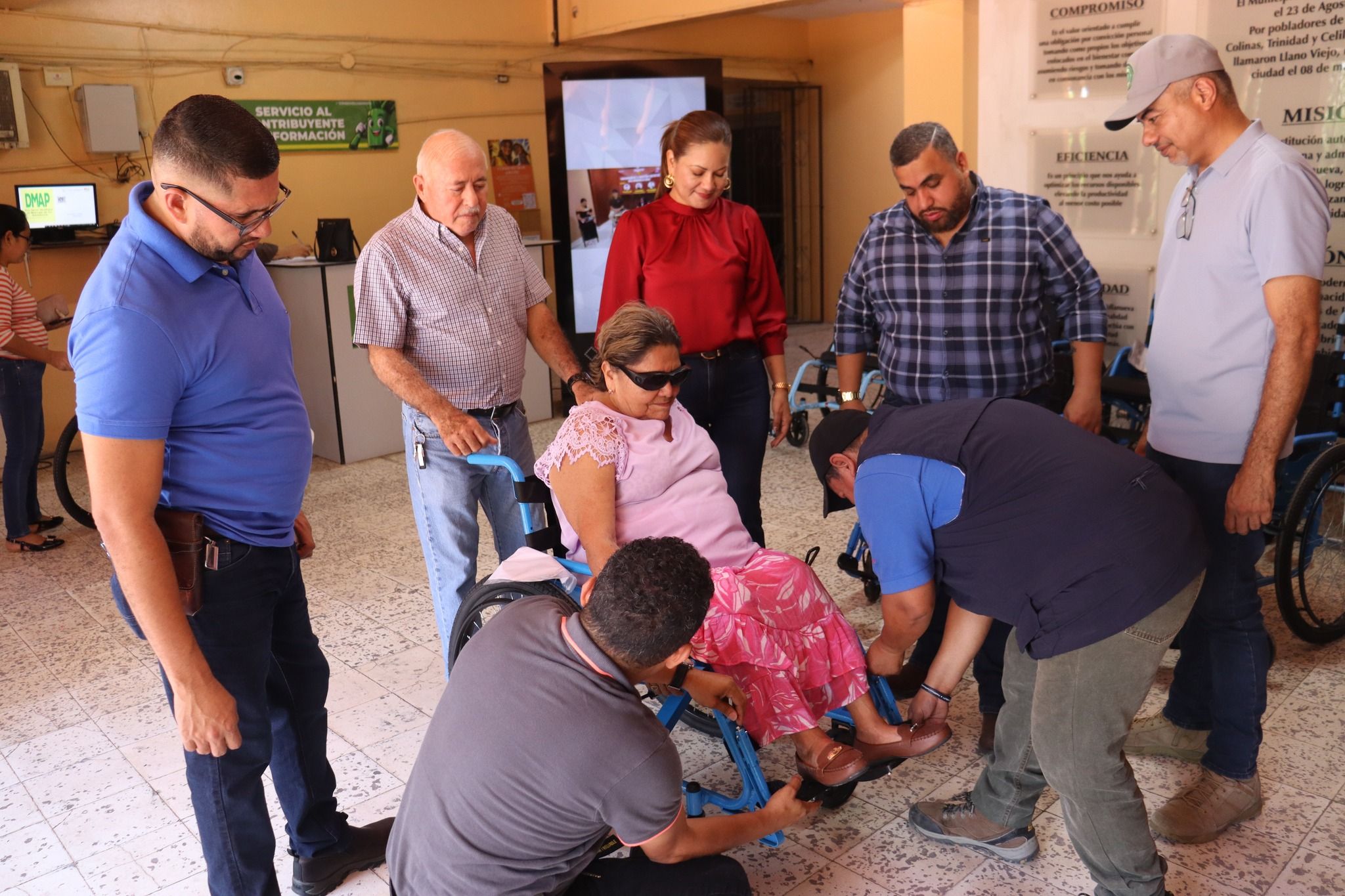Entregan sillas de ruedas a personas con discapacidad en Villanueva