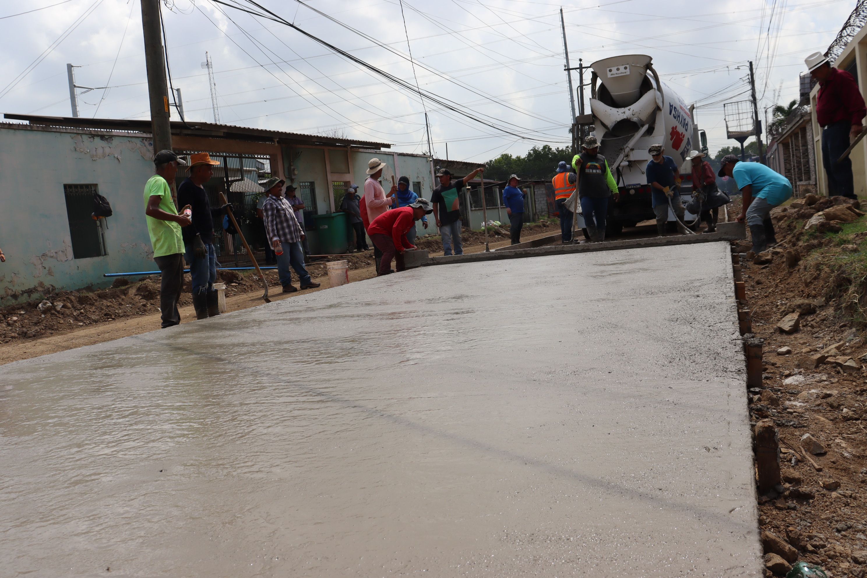 Villanueva sigue avanzando Inicia el fundido de la nueva calle de pavimento