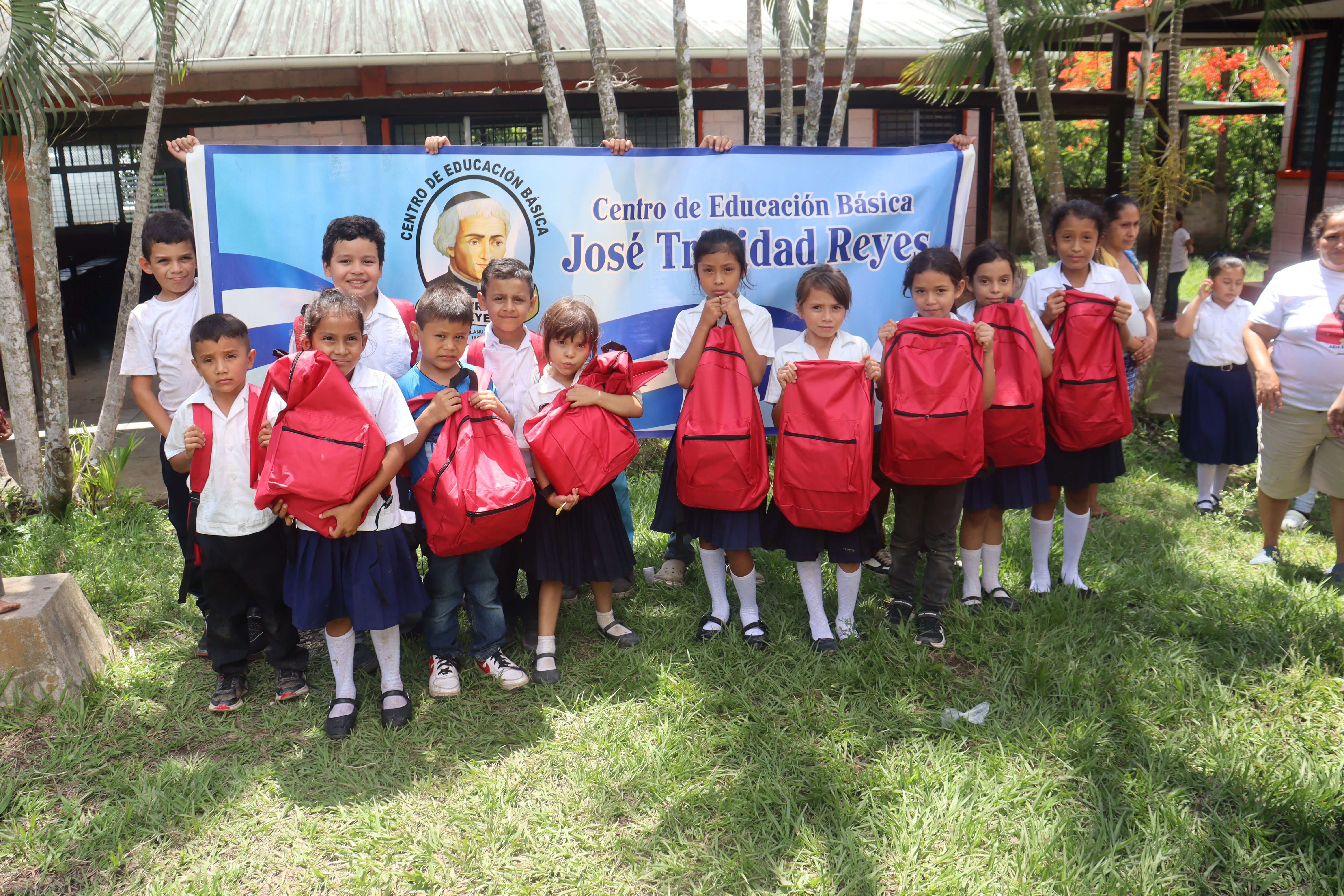 Municipalidad de Villanueva continúa entrega de kits escolares a estudiantes de escasos recursos
